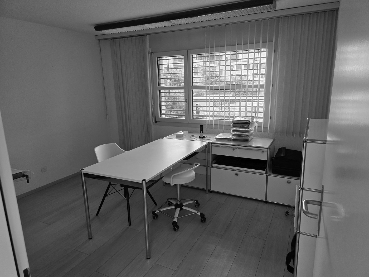 Zweites Sprechzimmer mit Arbeitsplatz am Fenster